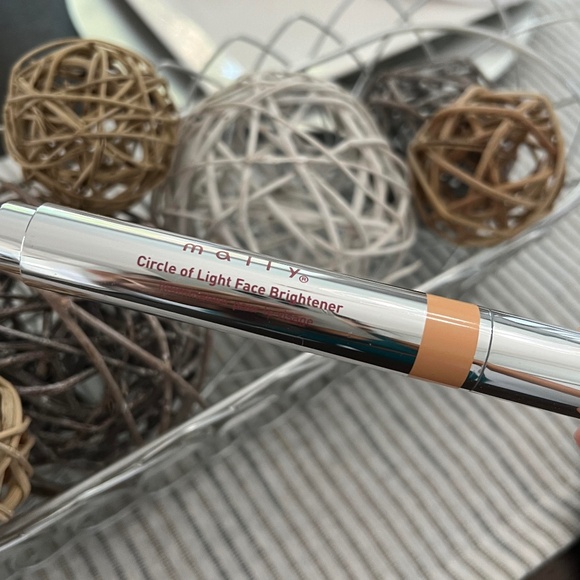 MALLY BEAUTY CIRCLE OF LIGHT FACE Brightener Shade" DEEPER " FREE SHIPPING - Picture 1 of 3